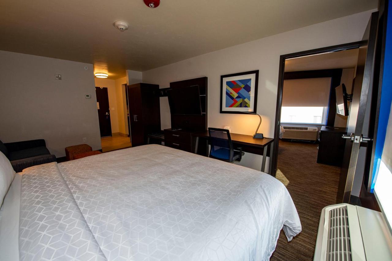 Holiday Inn Express & Suites - Colorado Springs Afa Northgate By Ihg Экстерьер фото