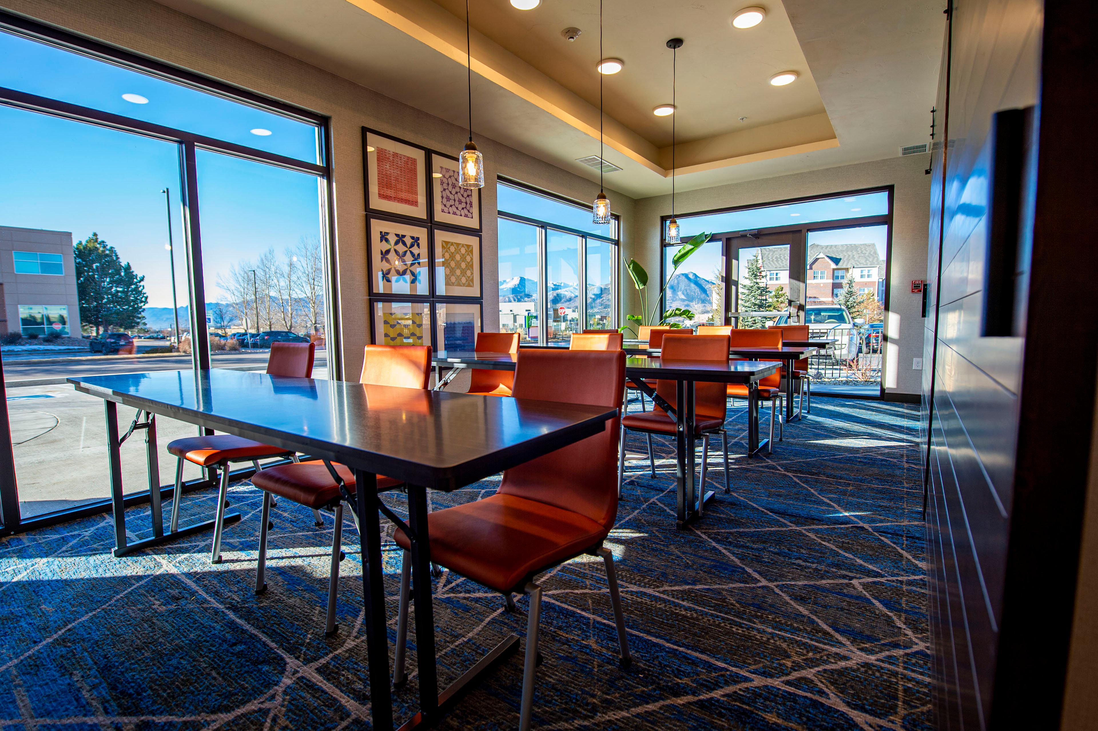 Holiday Inn Express & Suites - Colorado Springs Afa Northgate By Ihg Экстерьер фото