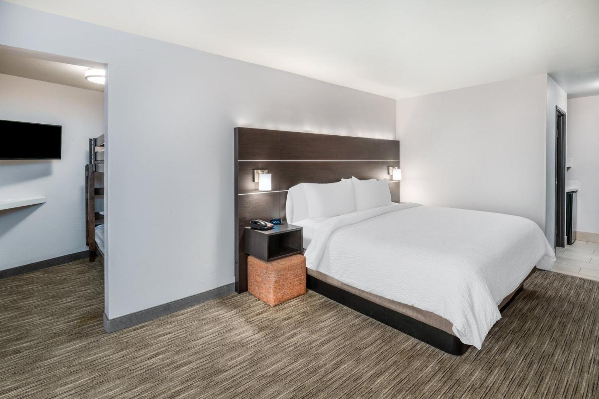 Holiday Inn Express & Suites - Colorado Springs Afa Northgate By Ihg Экстерьер фото