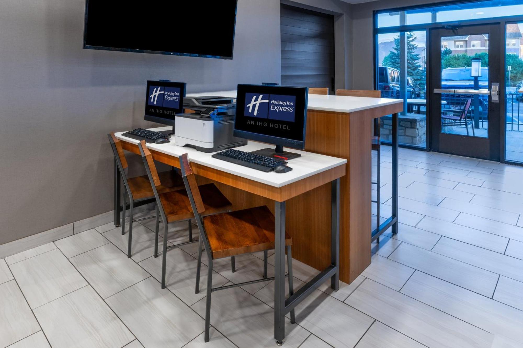 Holiday Inn Express & Suites - Colorado Springs Afa Northgate By Ihg Экстерьер фото